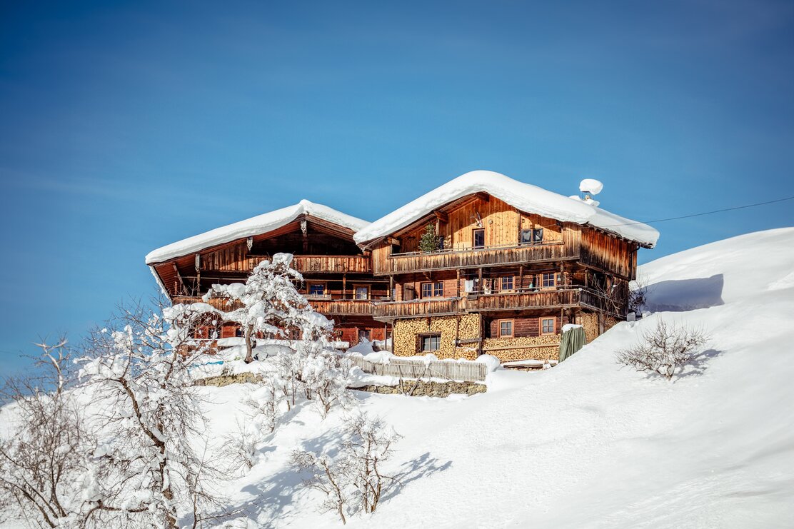 Auf dem Bild zu sehen zwei ältere Bauernhöfe im einzigartigen Alpbacher Baustil, im tiefsten Winter   | © Alpbachtal Tourismus | shootandstyle 