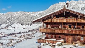 Auf dem Bild zu sehen ist die verschneite Winterlandschaft in Alpbach, im Vordergrund ein altes Bauernhaus