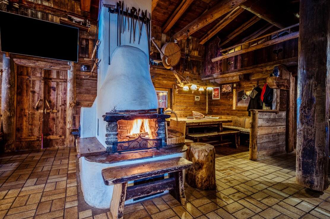 Auf dem Bild zu sehen ist ein Kaminfeuer auf der Böglalm in Inneralpbach | © Alpbachtal Tourismus | Matthias Sedlak 