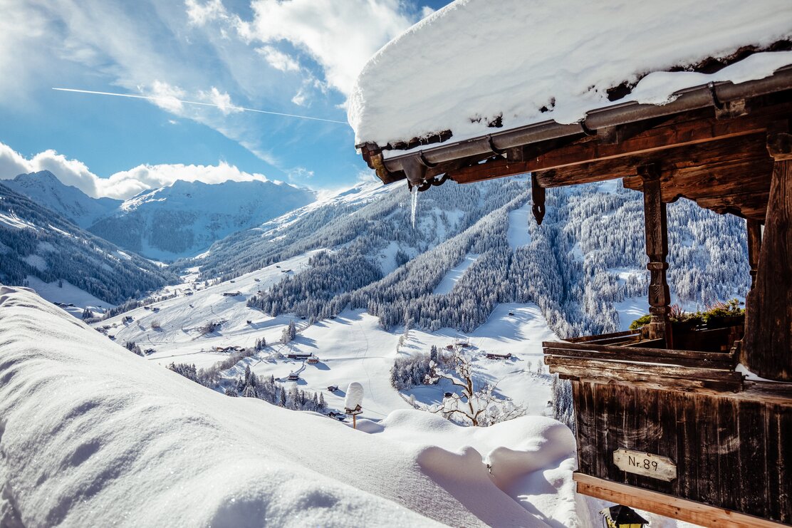 Aussicht auf das wunderschön verschneite Alpbachtal, alles bedeckt von Schnee, im Vordergrund ein Haus im einzigartigen Alpbacher Baustil  | © Alpbachtal Tourismus | shootandstyle 