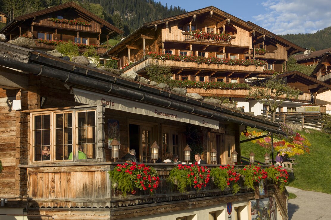 Auf dem Bild zu sehen sind einige Häuser in Alpbach mit dem einzigartigen Alpbacher Baustil  | © Alpbachtal Tourismus 