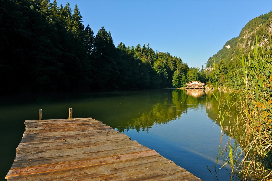 Ein Steg am Berglsteinersee in Breitenbach, mit Blick auf den schönen See und das Restaurant Lounge 712 | © Alpbachtal Tourismus | B. Berger 