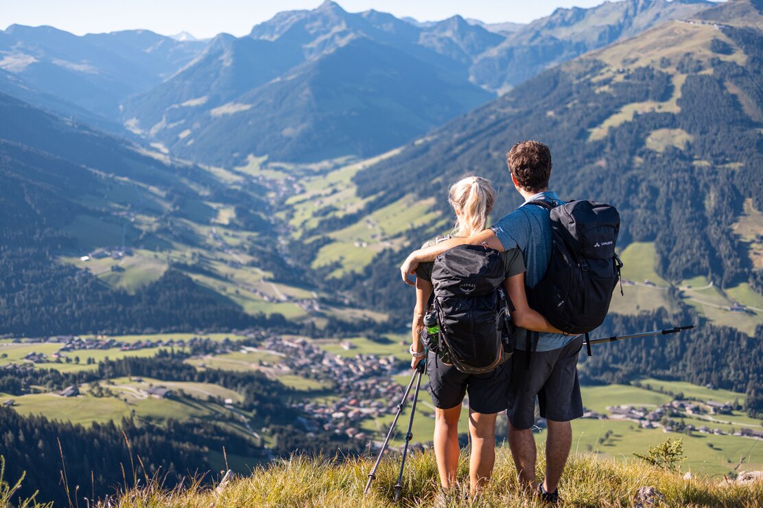 Ein Paar steht am Berg, Arm in Arm und genießt die Aussicht auf das Alpbachtal  | © Alpbachtal Tourismus | shootandstyle 