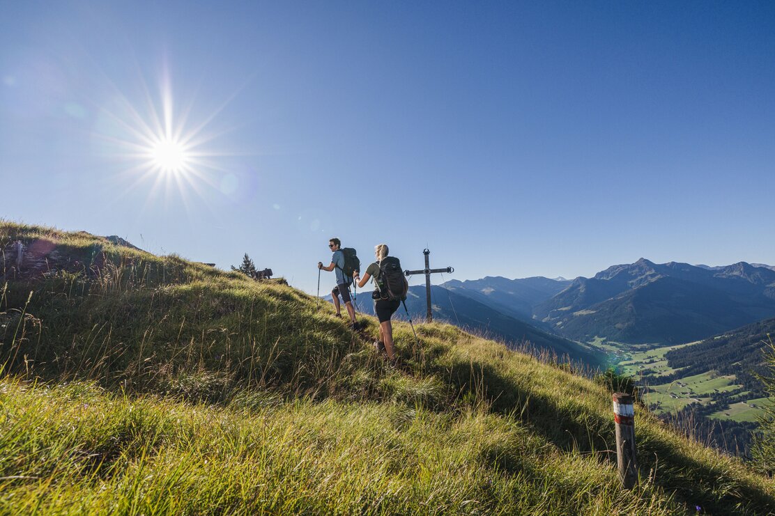 Ein Paar wandert den Weg entlang in Richtung Hochstrickl, sie sind nur noch wenige Meter vom Gipfelkreuz entfernt  | © Alpbachtal Tourismus 