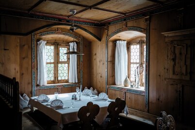 Auf dem Bild zu sehen ist eine Gaststube im rustikalen Stil, des Herrnhauses in Brixlegg | © Tirol Werbung 