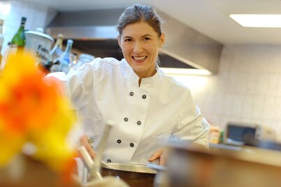 Traudi Sigwart beim Kochen in ihrer Küche, in der Tiroler Weinstube in Brixlegg  | © Alpbachtal Tourismus