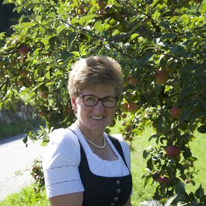 Ein Portrait von Frau Adelheid Gschösser, die Hofbesitzerin vom Bio Bauernhof Eggenhof in Alpbach  | © Eggenhof