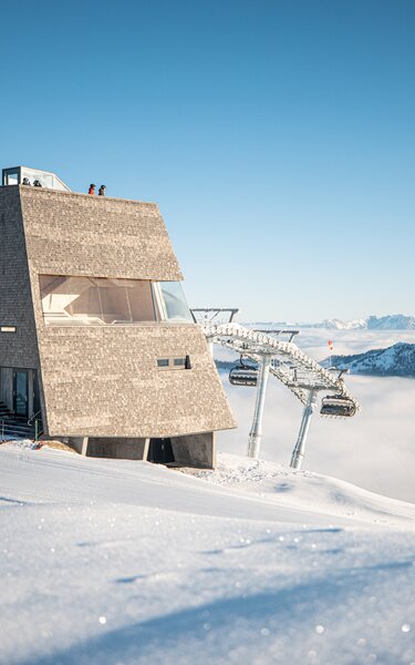 Aussichtspunkt Top of Alpbachtal, umgeben von einer schönen weißen Winterlandschaft  | © Ski Juwel Alpbachtal Wildschönau | shootandstyle 