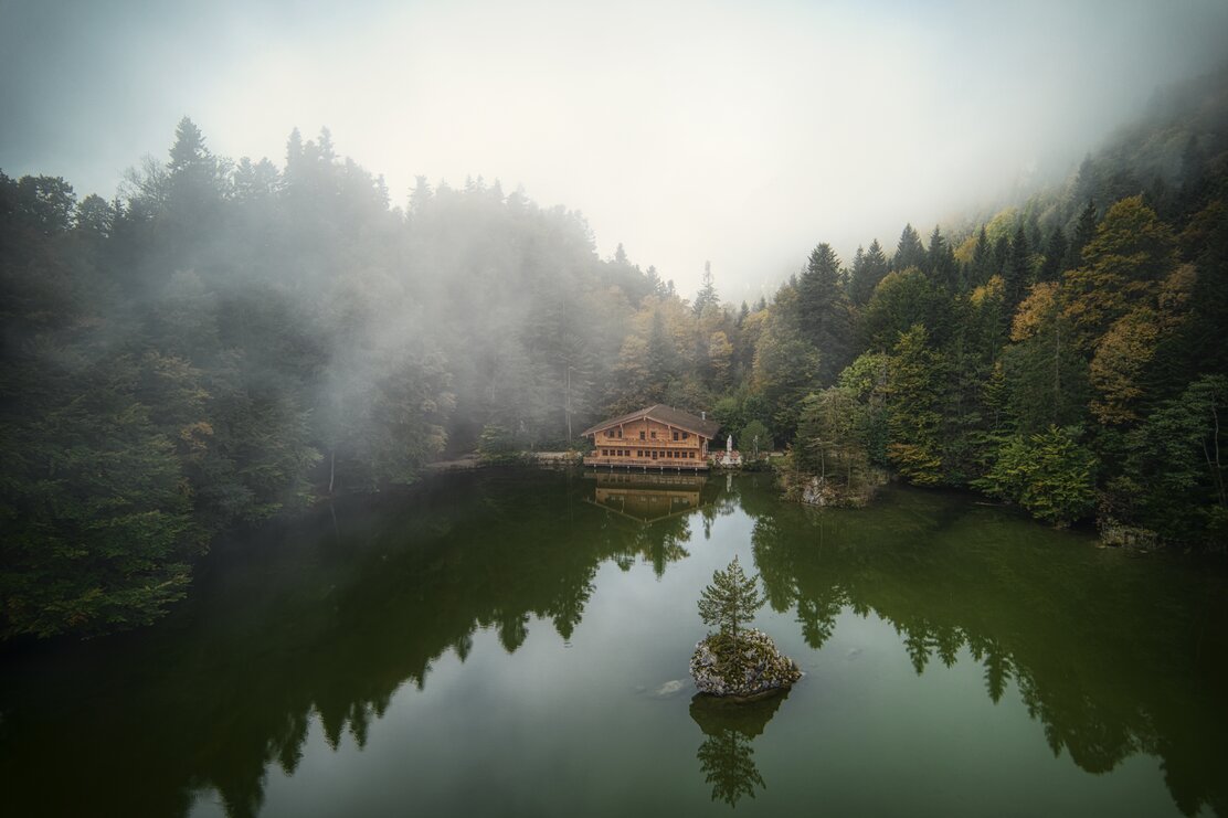 Eine Luftaufnahme des Berglsteinersees in Breitenbach  | © Alpbachtal Tourismus | Stefan Absenger 