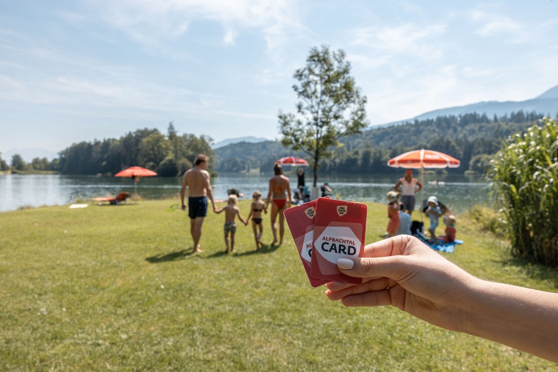 Familie auf dem Weg in den Reintalersee am Badestrand von Camping Seehof  | © Alpbachtal Tourismus | shootandstyle