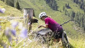 Eine Frau trinkt Wasser von Brunnen als Erfrischung von der E-biketour  | © Alpbachtal Tourismus |Matthias Sedlak