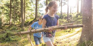 Kinder entdecken gemeinsam den Juppi Zauberwald in Reith i.A. | © Tiroler Familiennester | shootandstyle