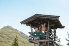 Spielende Kinder auf einem Baumhaus im Lauserland in Alpbach  | © Alpbachtal Tourismus | Mathäus Gartner