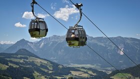 Auf diesem Bild zu sehen sind zwei Gondeln der Wiedersbergerhornbahn, im Hintergrund der Blick aufs Tal  | © Alpbachtal Tourismus | Gabriele Grießenböck 