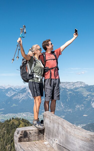 Ein paar macht gemeinsam ein Selfie auf der Rastbank Gratlspitze  | © Alpbachtal Tourismus| shootandstyle 