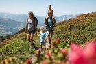 Eine Familie spaziert gemeinsam dem Panoramaweg Wiedersberger Horn entlang | © Alpbachtal Tourismus | Mathäus Gartner