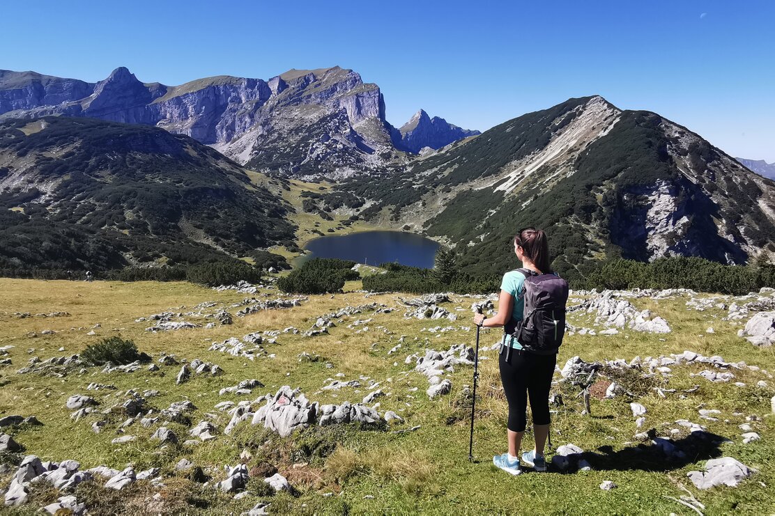 Eine Frau genießt die Aussicht auf den wunderschönen Zireiner See inmitten des Rofangebirges | © Alpbachtal Tourismus