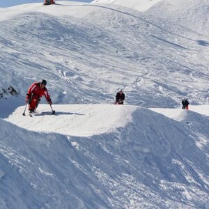 Sepp Margreiter mit seinen Monoskischülern auf dem Weg der Piste herab in Richtung Alpbach | © Michael Gams 