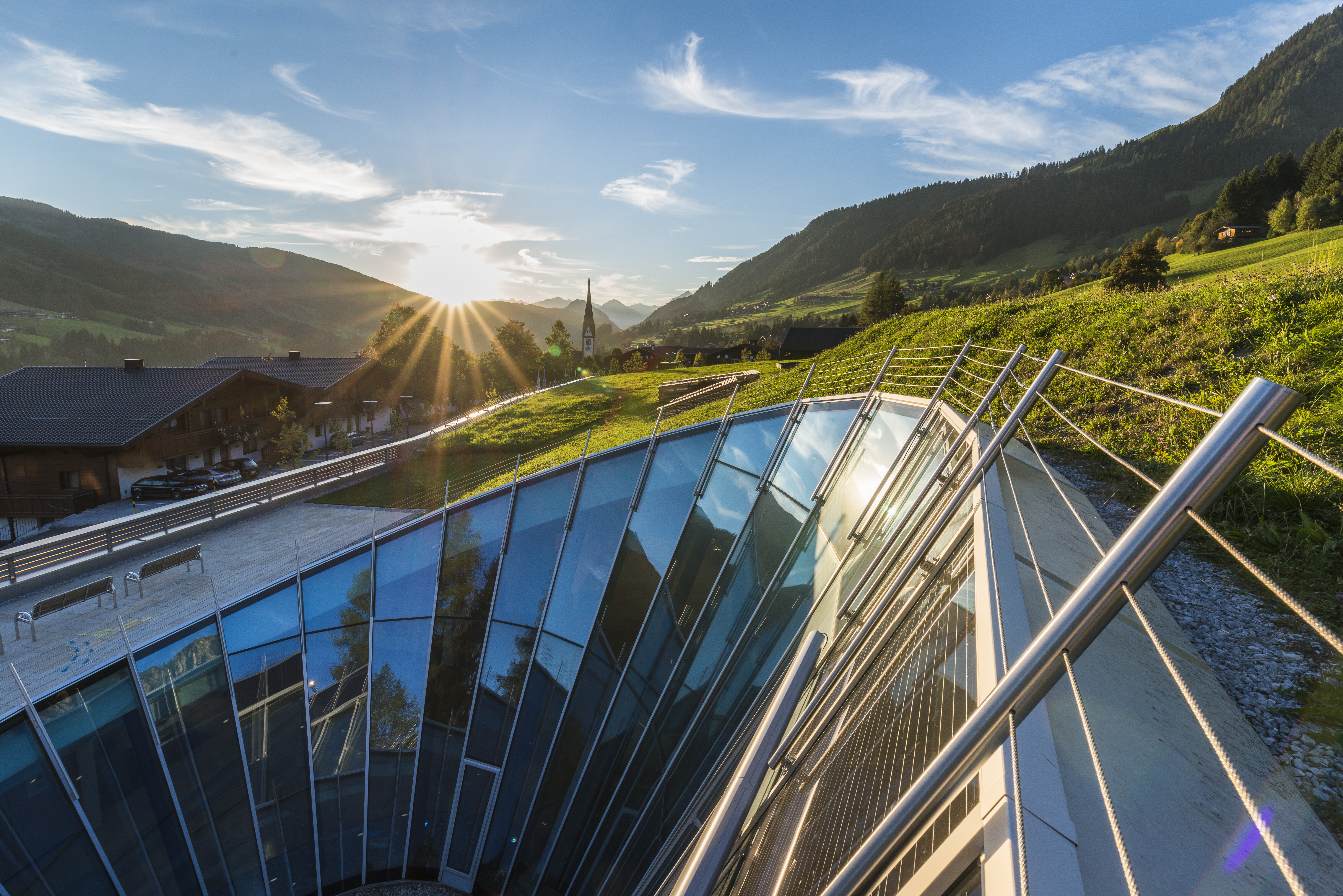 Auf dem Bild zu sehen die wunderschöne Architektur des Congress Centrums in Alpbach im Hintergrund geht die Sonne unter | © Congress Centrum Alpbach | Norbert Freudenthaler