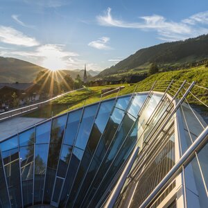 Auf dem Bild zu sehen die wunderschöne Architektur des Congress Centrums in Alpbach im Hintergrund geht die Sonne unter | © Congress Centrum Alpbach | Norbert Freudenthaler