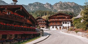 Häuser im Alpbachtaler Baustil, mit prachtvollen Blumen am Balkon, inmitten des Dorfzentrums in Alpbach | © Good Morning World | Janina Zasche 