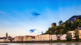 Auf diesem Bild zu sehen ist die Stadt Rattenberg mit ihren bunten Häusern, im Vordergrund der Inn, im Hintergrund der Schlossberg (eine Burgruine in Rattenberg) | © Alpbachtal Tourismus | Johann Erhard 