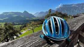 Auf diesem Bild zu sehen ist ein Fahrradhelm, welcher auf einem Balkon liegt, im Hintergrund die Berge sowie der Blick ins Tal  | © Alpbachtal Tourismus | Gabriele Grießenböck 