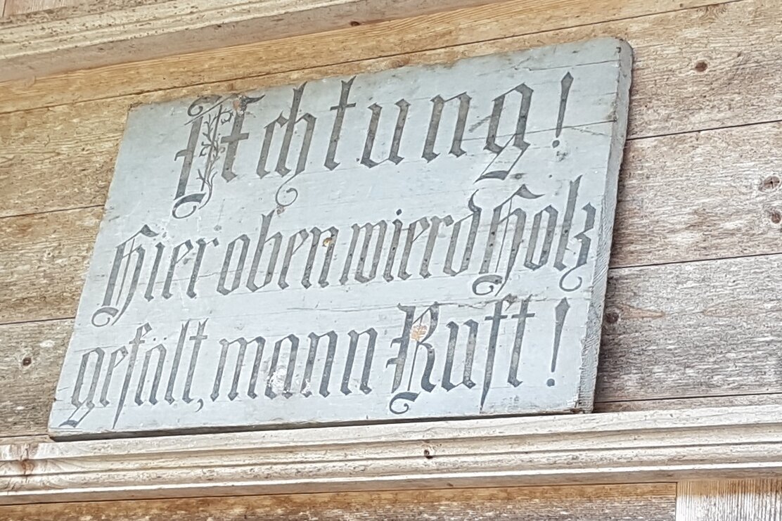 Achenmarsch - Warnschild bei Holzarbeiten aus früherer Zeit | © Claudia Ager