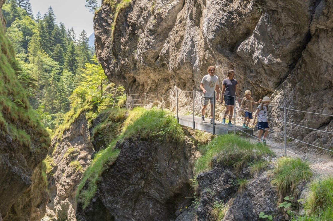 Familienwanderung durch die Tiefenbachklamm | © Maximalgrafik