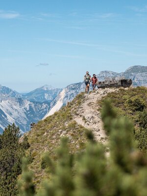Wanderer mit Rastbank am Gratlspitze Alpbach | © Hannes Sautner Shootandstyle