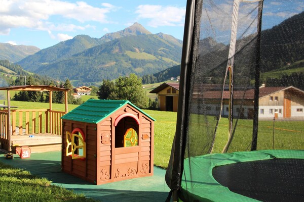 Moahof Appartements Alpbach, Spielplatz Aussicht | © Klingler Sandra