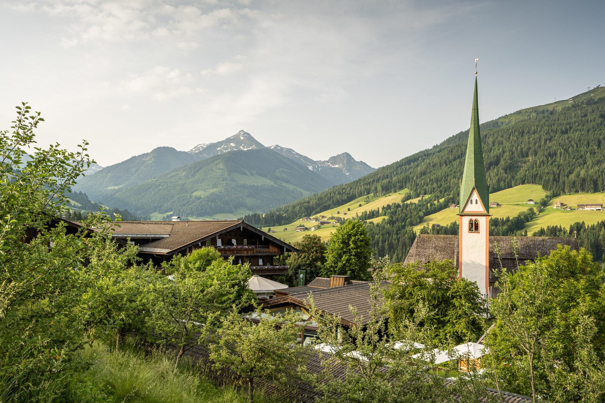 Ansicht Böglerhof im Grünen mit Kirche