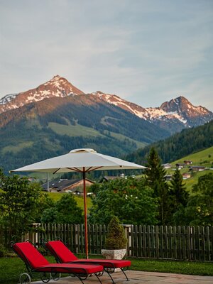 Alpbacherhof rote Liegen am Pool Blick Galtenberg | © Alpbacherhof/Fotograf Michael Stephan