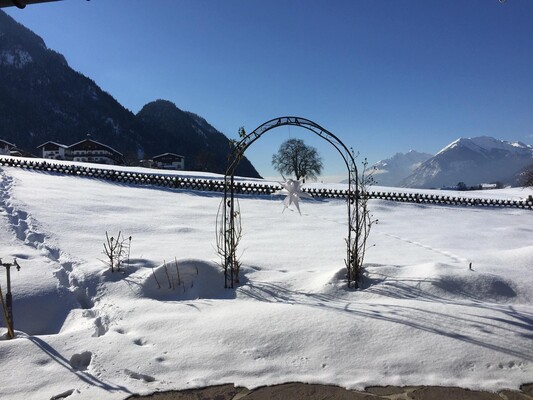 Garten im Winter mit Aussicht | © Wohlfühl Chalet Tirol